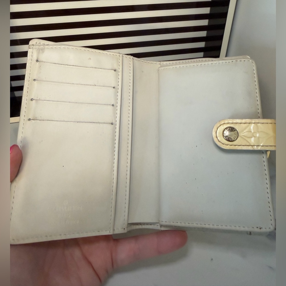 Louis Vuitton Cream Butter Yellow Monogram Vernis Kisslock Wallet - Picture 8 of 9